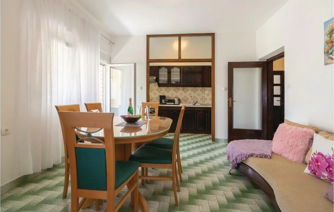 Lovely Apartment In Zadar With Wifi 0*,